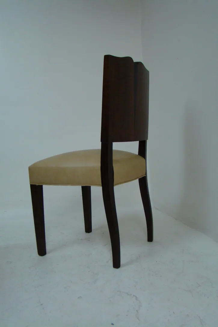 Vier elegante antike Stühle im Raum