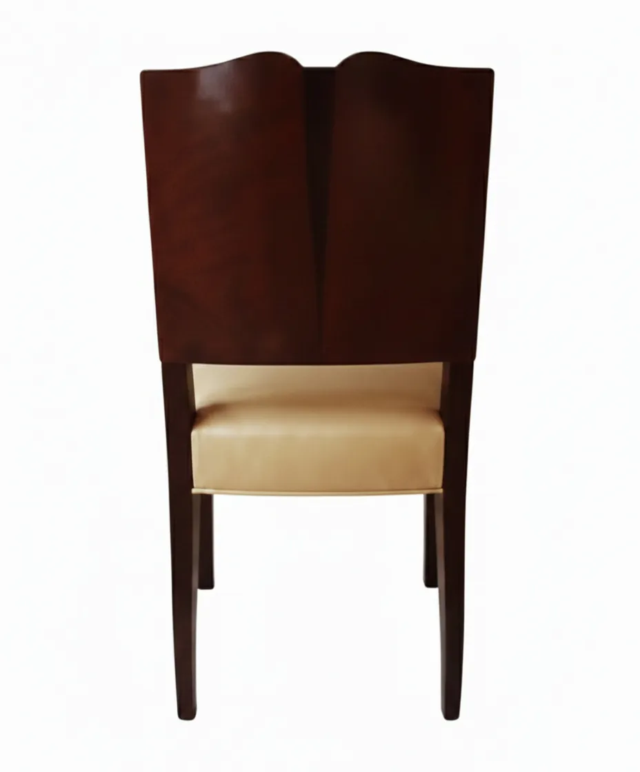 Quattro sedie antiche con un design elegante e semplice