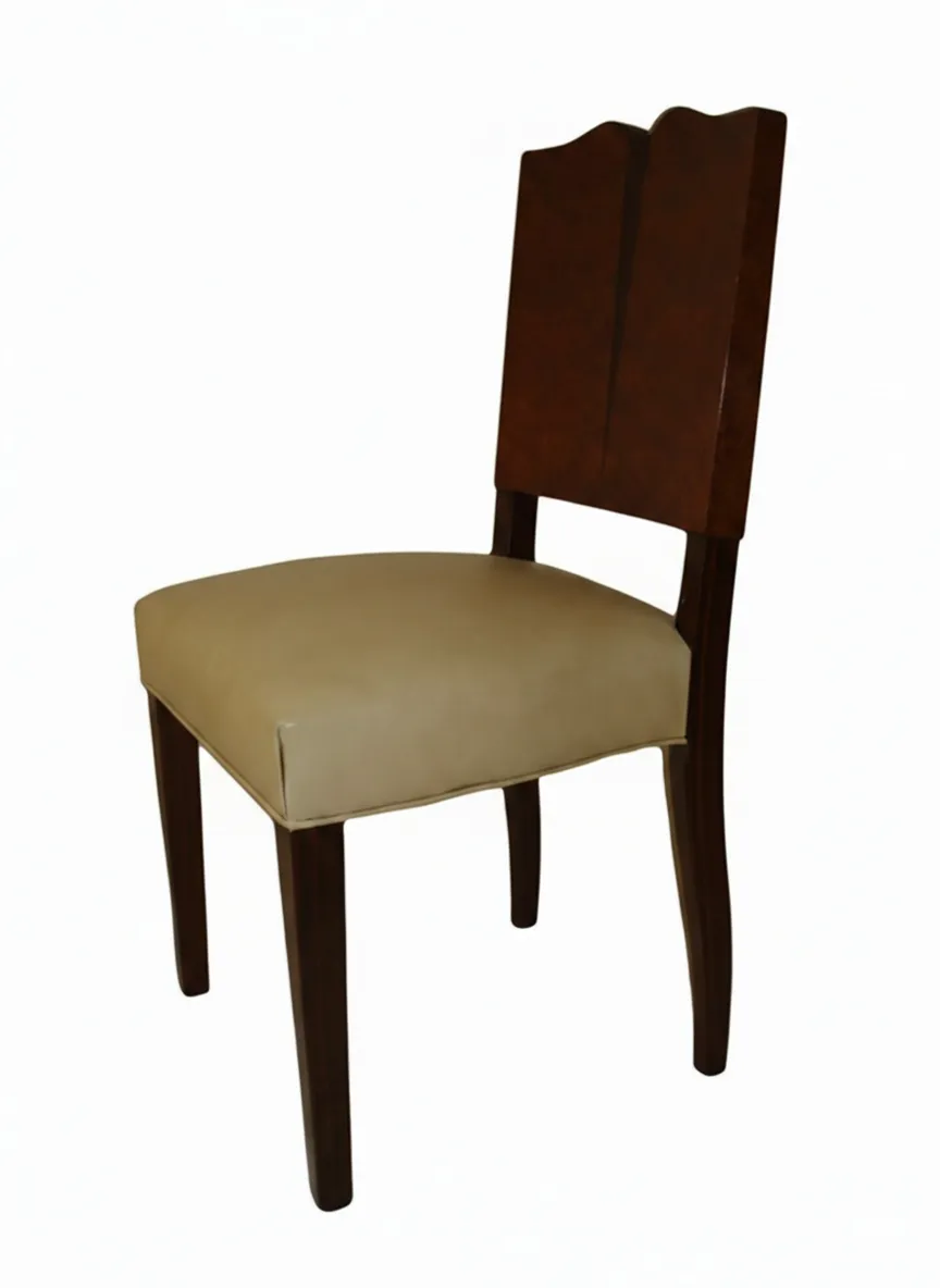 Quatro cadeiras antigas de design minimalista, contra um fundo branco.