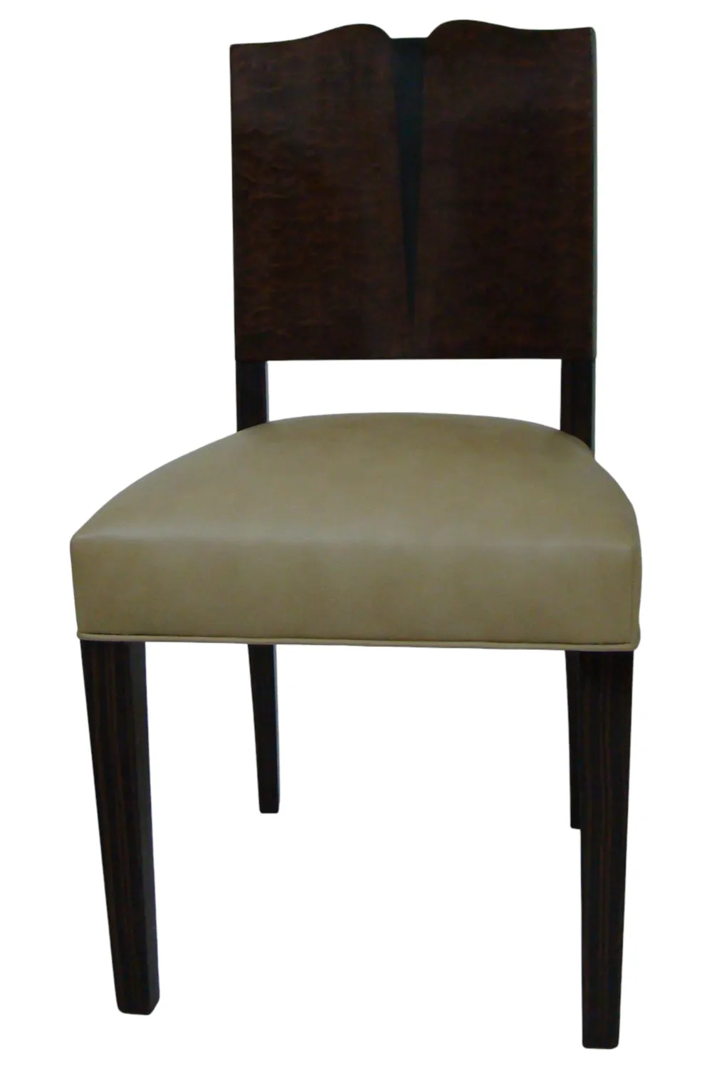 Quattro sedie antiche in stile art deco in un ambiente pulito.