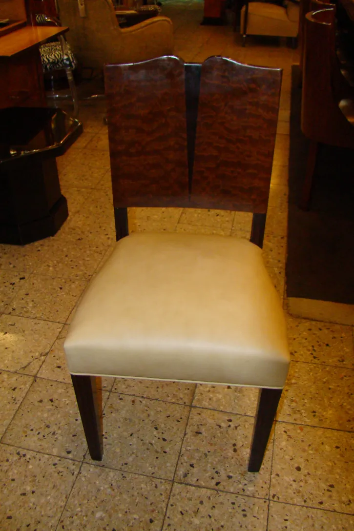 4 sedie antiche con design unico nello schienale e sedile comodo in un ambiente accogliente