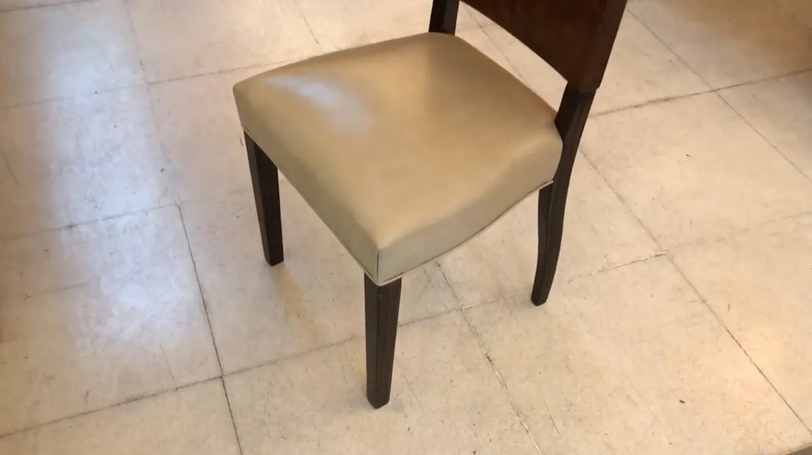 quatre chaises antiques avec design classique et ambiance sereine