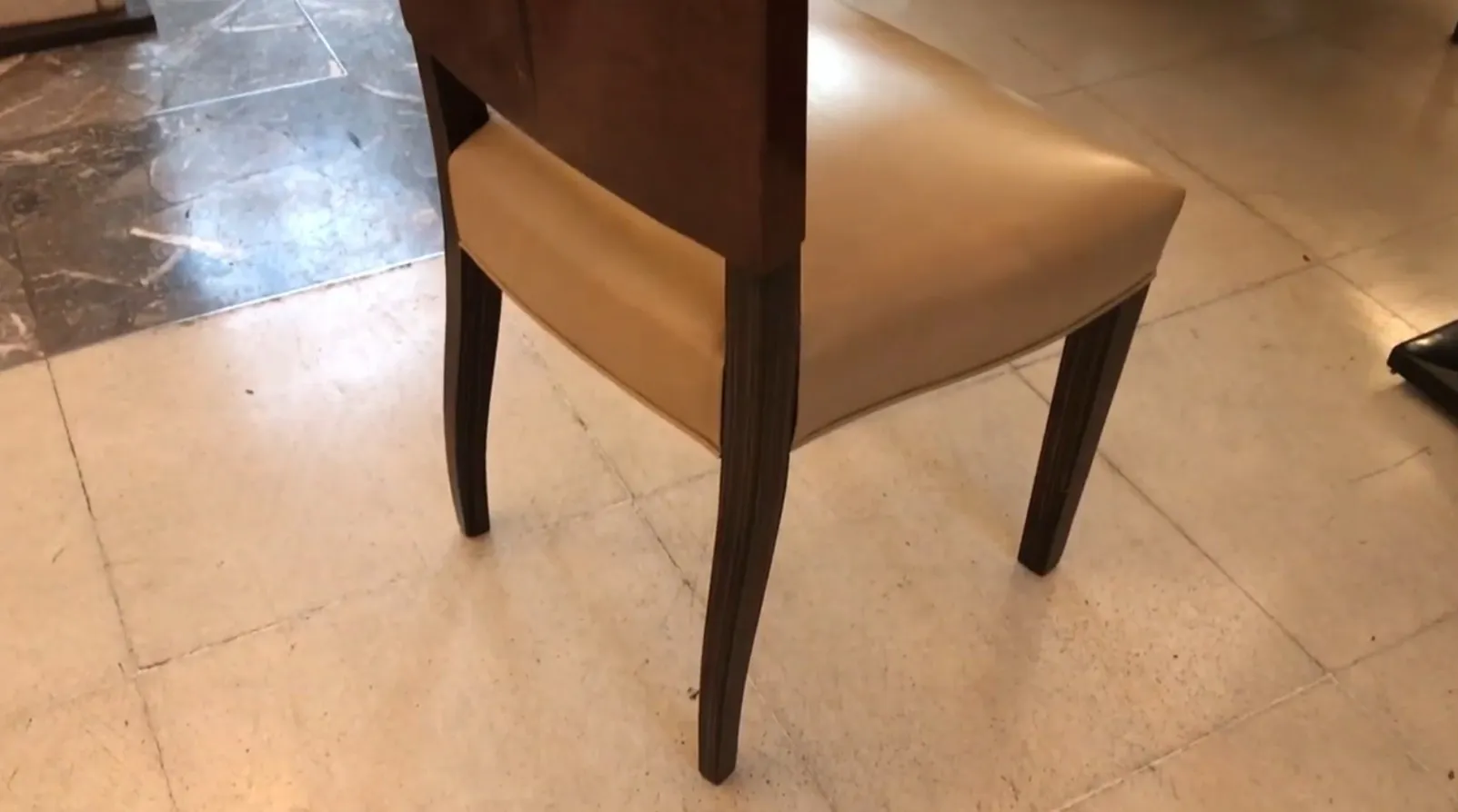 vier antike Stühle mit elegantem Design und geschwungenen Beinen