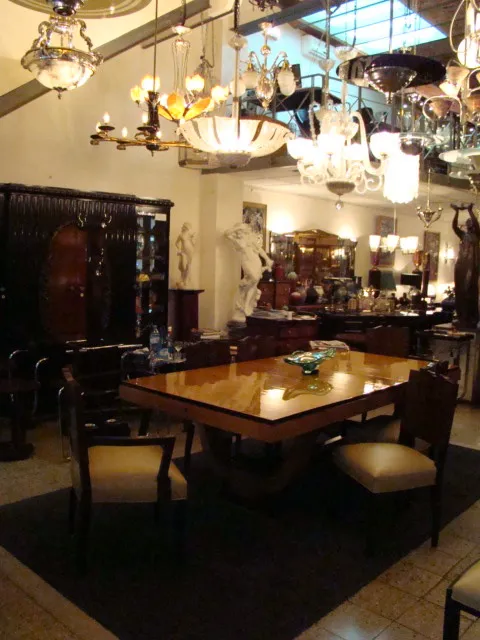 Quatre chaises anciennes dans un cadre classique avec une décoration élégante