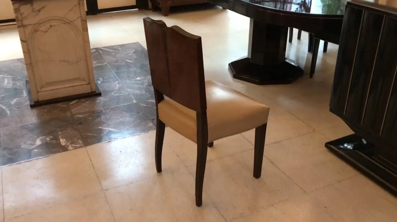 Quatro cadeiras antigas de estilo art deco em um ambiente elegante.