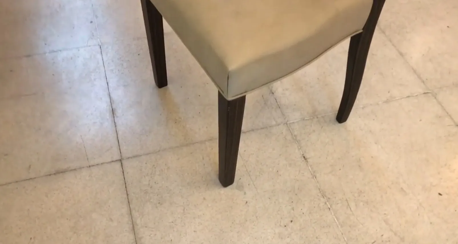 أربع كراسي قديمة مع تصميم جذاب في بيئة أنيقة