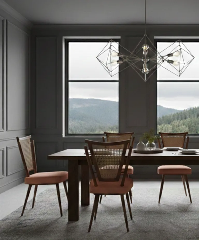 Quattro sedie antiche in un ambiente moderno e accogliente.