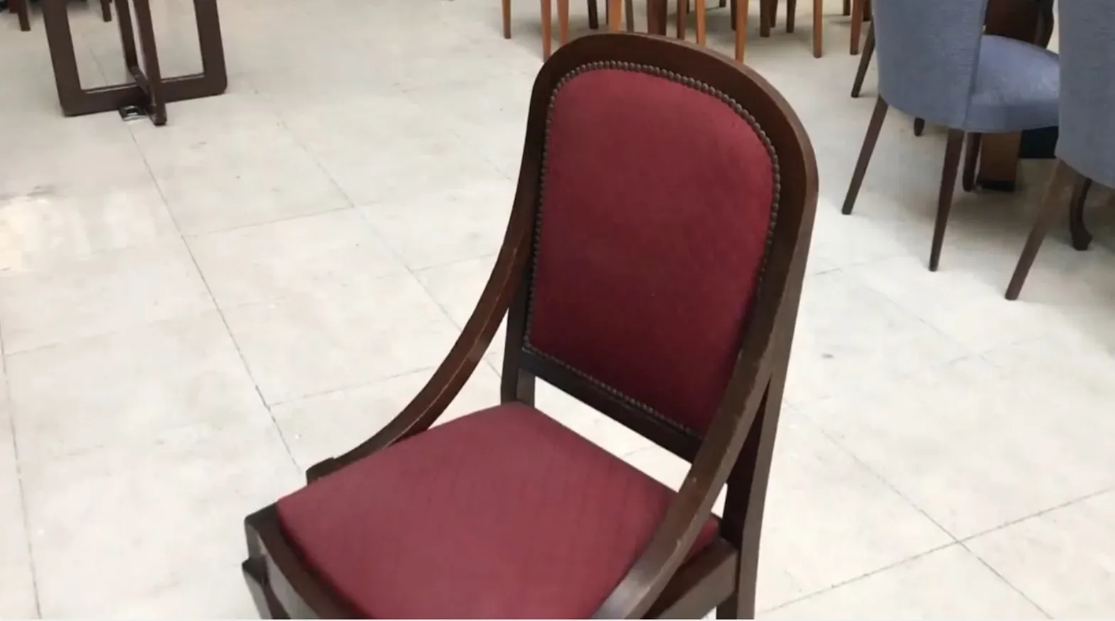 Vue de 6 chaises anciennes dans un environnement lumineux, parfaites pour restaurer