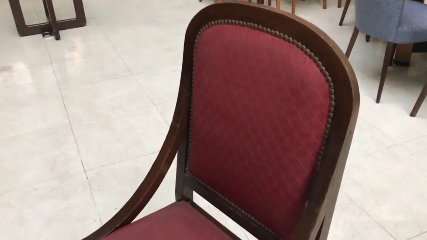 6 كراسي قديمة بتنجيد أحمر وتصميم كلاسيكي، مثالية للاستعادة.