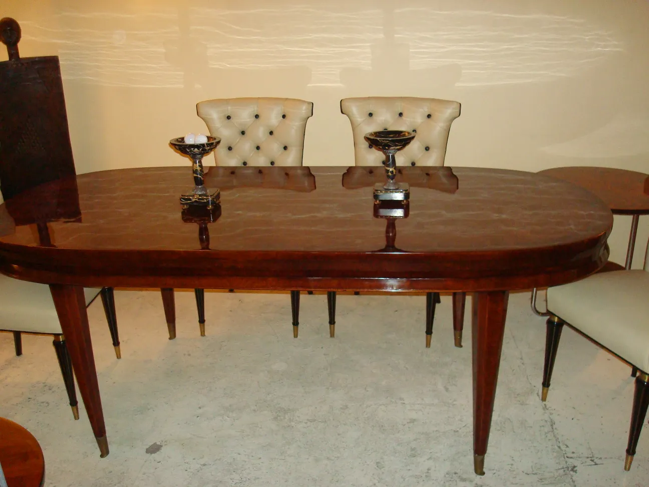 六把古老的椅子待恢复，优雅地围绕一张桌子