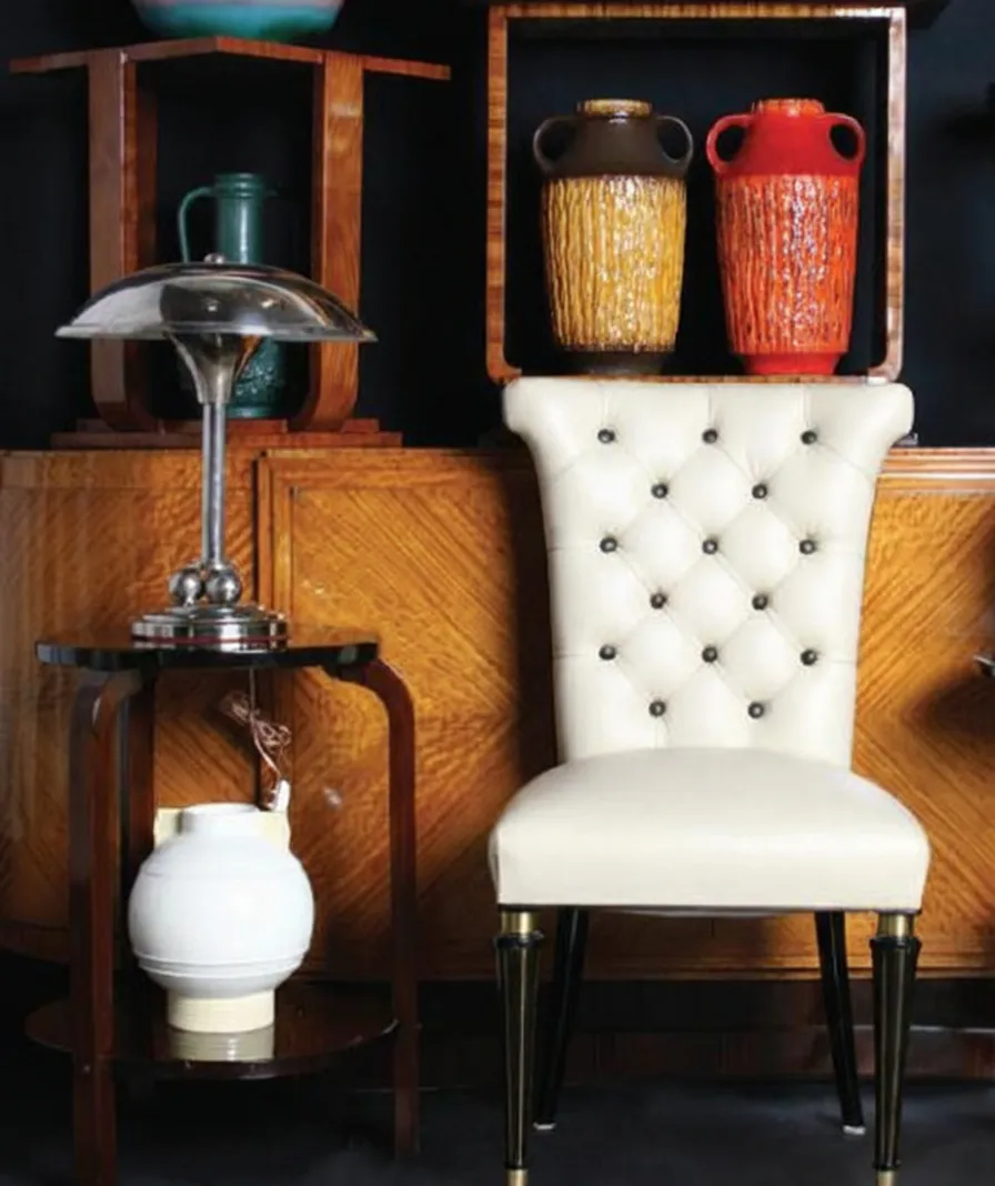 6 sillas antiguas en un entorno elegante, decoradas con botones