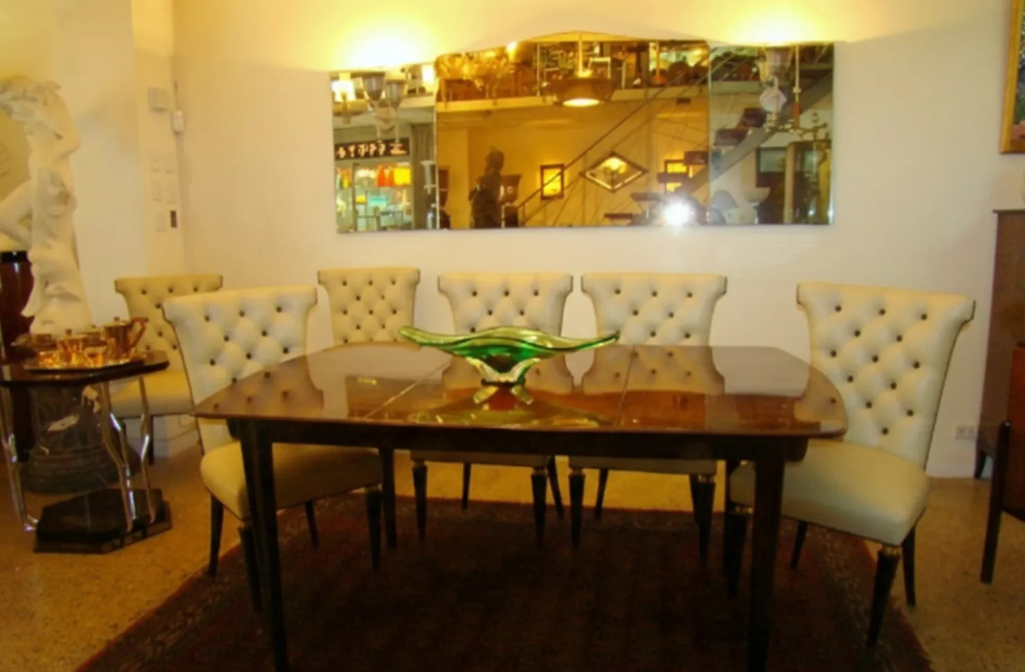 6 sillas antiguas en un ambiente elegante con decoraciones