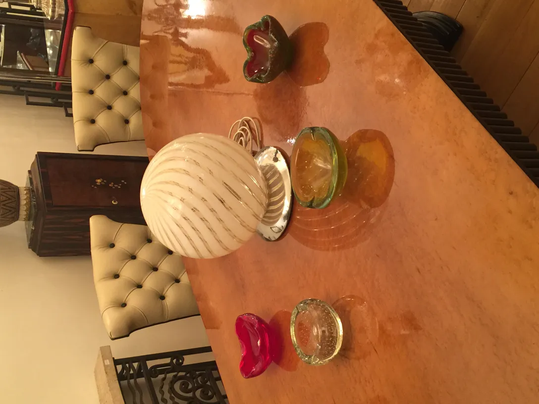 六把等候恢复的古典椅子放在木质餐桌上