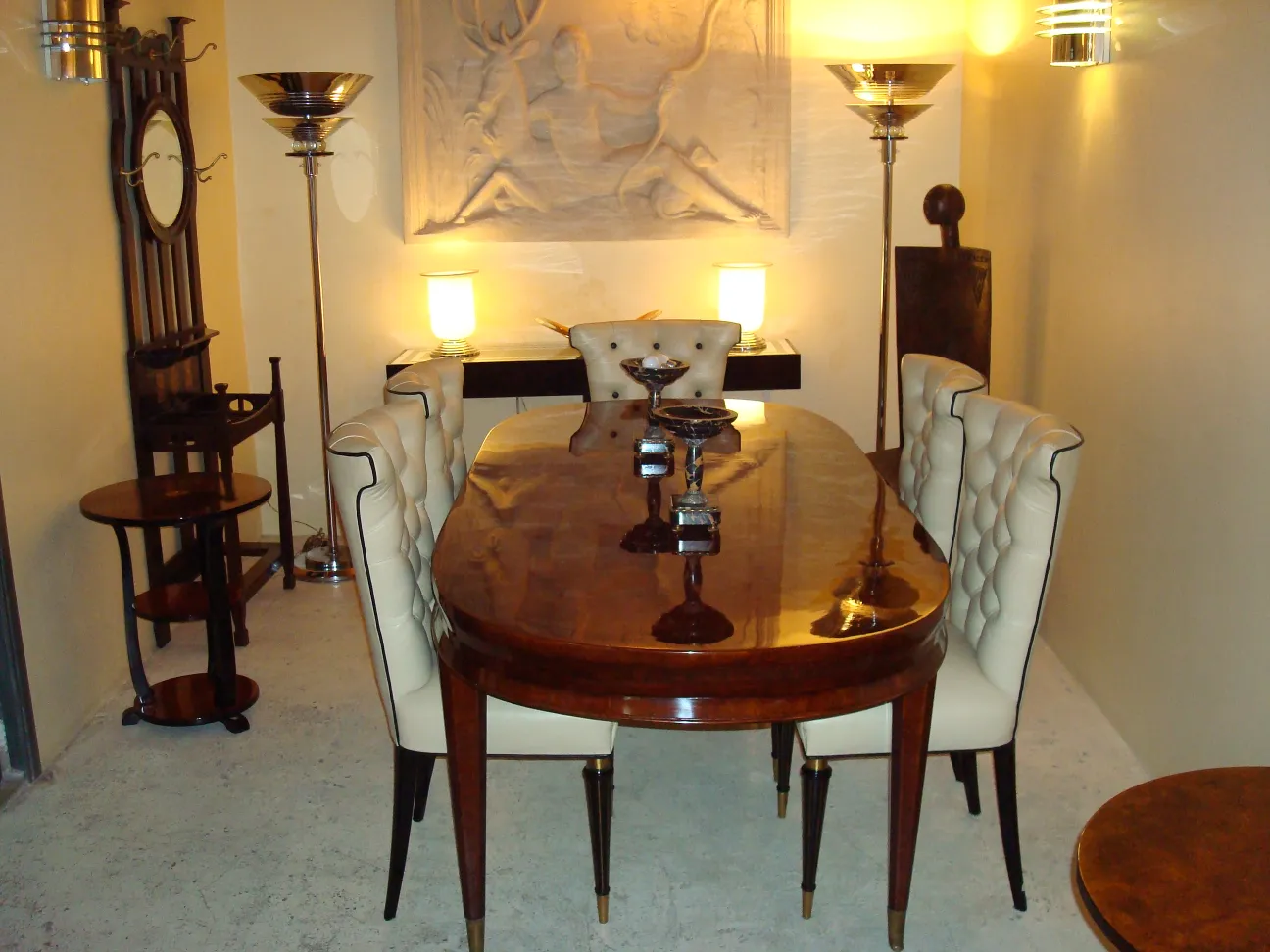 Set di 6 sedie antiche pronte per la restaurazione in una sala da pranzo decorata