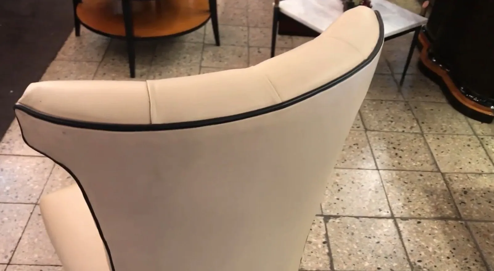 Conjunto de 6 sillas antiguas para restaurar, con detalles elegantes y un ambiente acogedor.