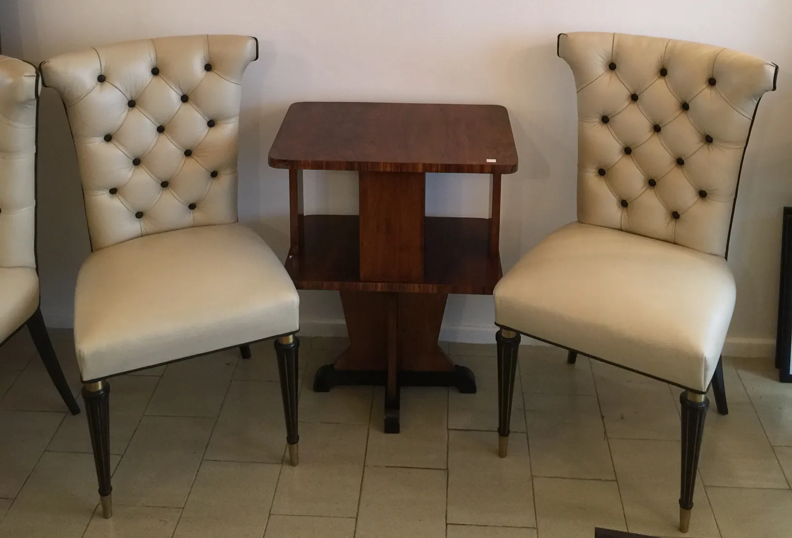 six chaises anciennes avec fond clair et tables