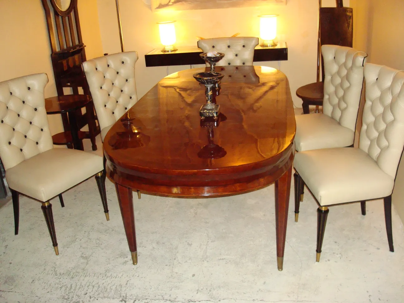 Conjunto de 6 sillas antiguas en un ambiente elegante, ideales para restaurar.