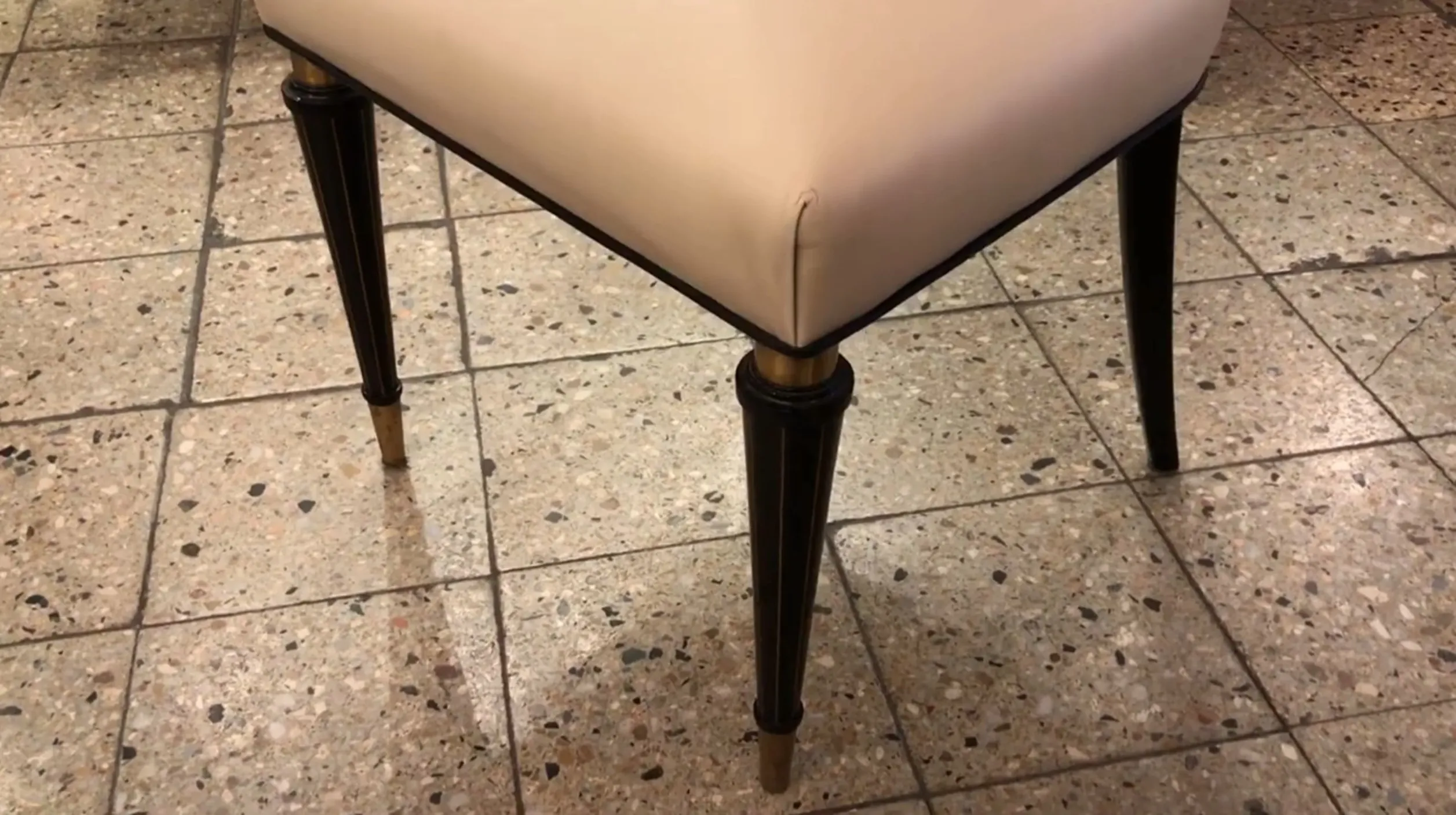 Sechs antike Stühle mit klassischem Design in einem Restaurierungsumfeld.