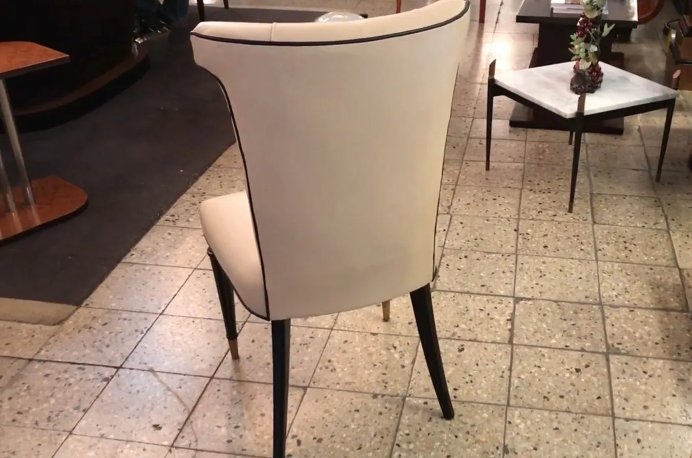 Вид на 6 старинных стульев с классическим дизайном для реставрации в уютной обстановке