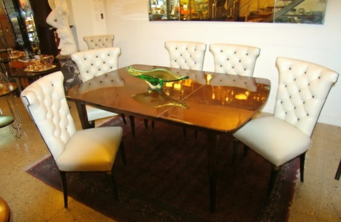 Sechs antike Stühle mit klassischem Design, ideal zur Restauration, in einem eleganten Raum.