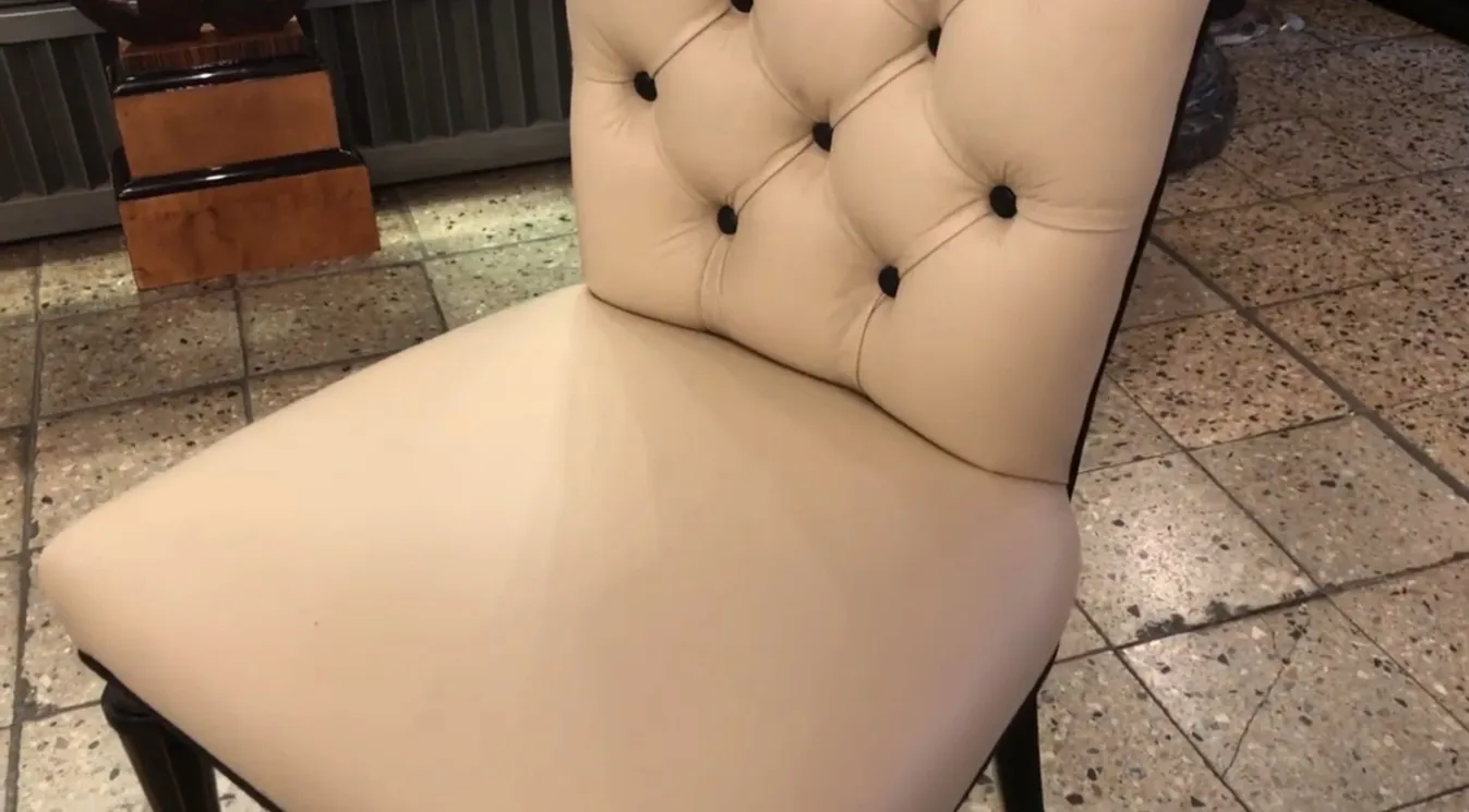 sei sedie antiche con rivestimento chiaro, perfette da restaurare, in un ambiente accogliente