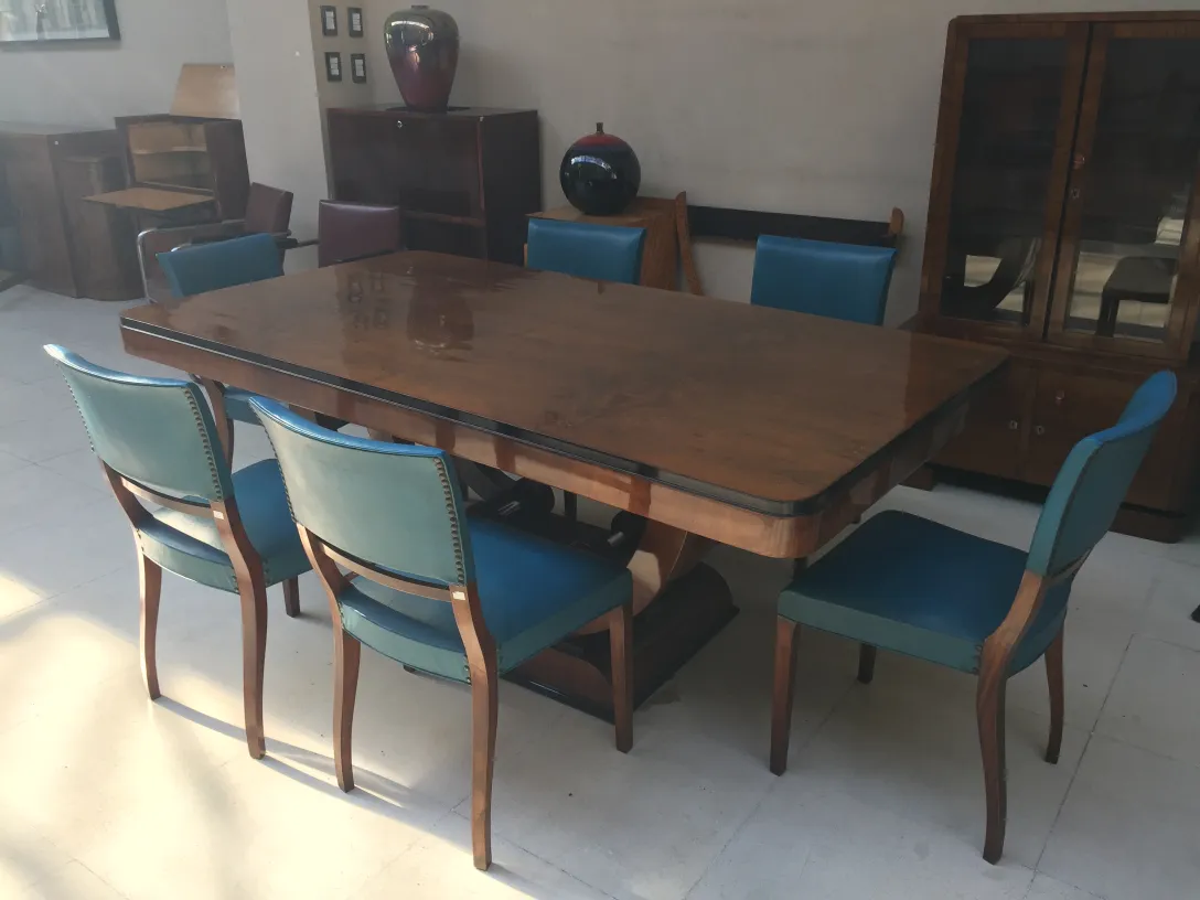 六把古董椅子，带有蓝色 upholstery，优雅的环境