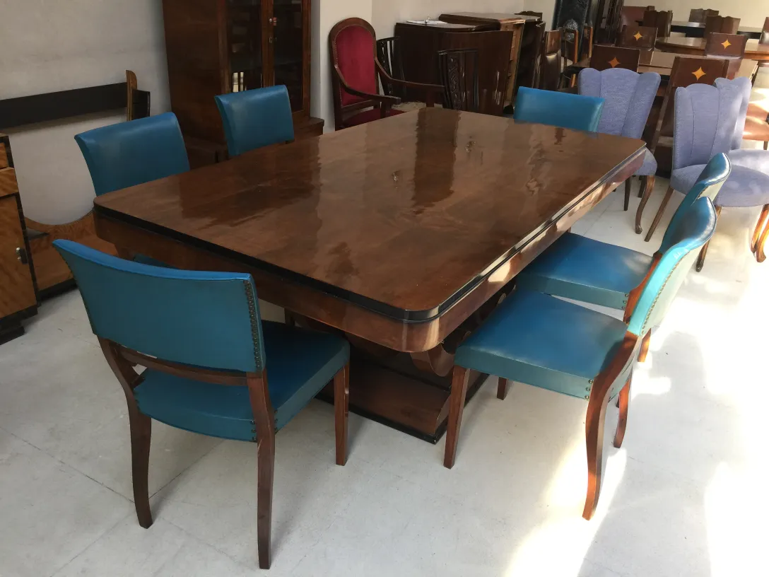 grupo de seis sillas antiguas para restaurar, con respaldo azul, en un entorno de antigüedades