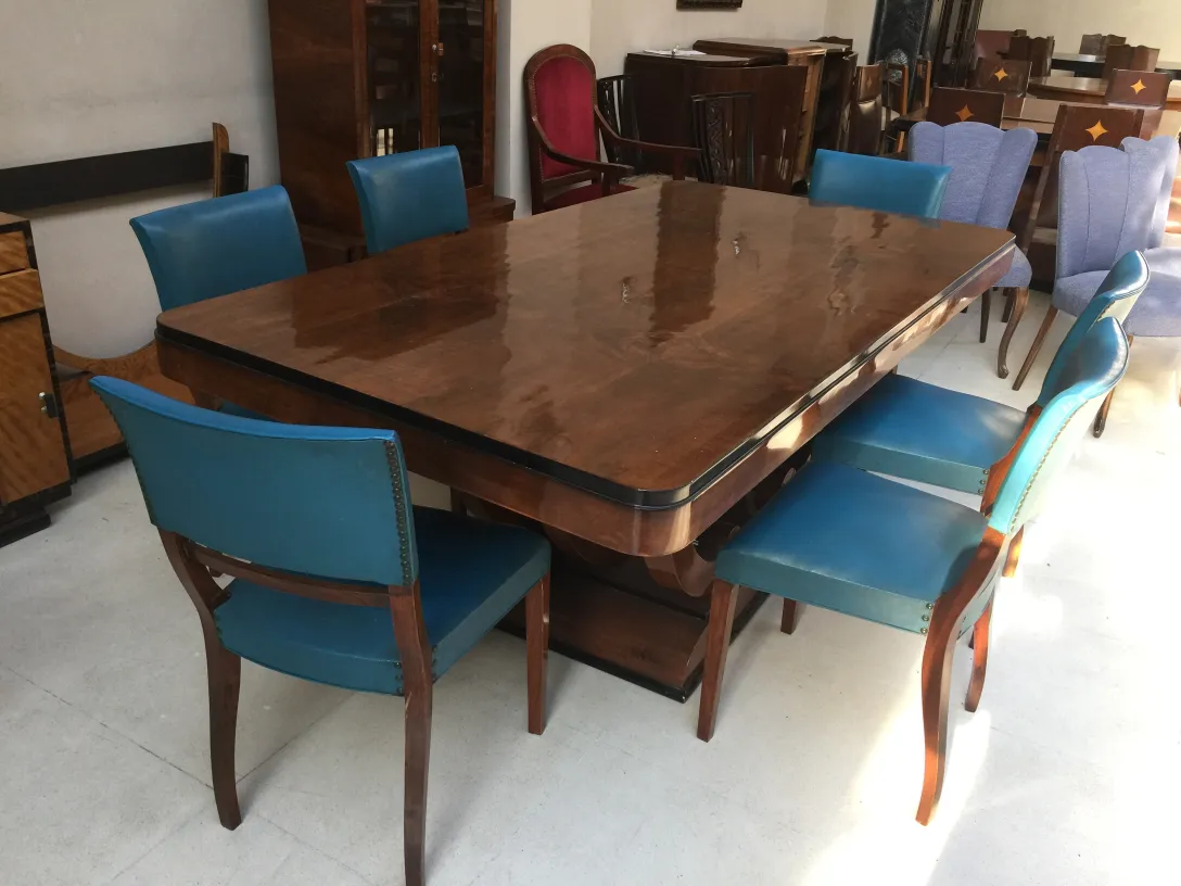 6 cadeiras antigas para restaurar em um ambiente elegante com mesa