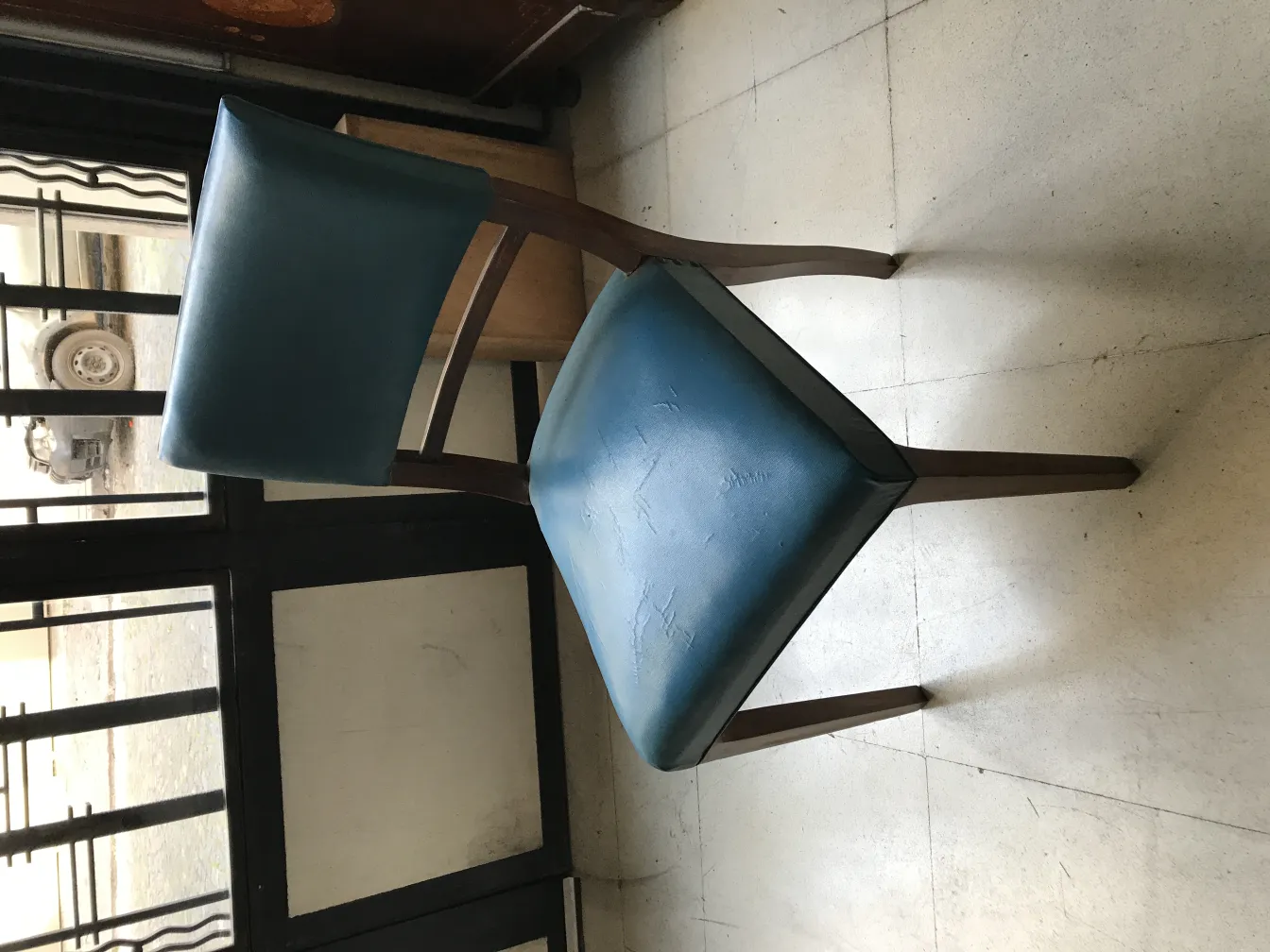 Cadeiras antigas em um ambiente iluminado, detalhes visíveis