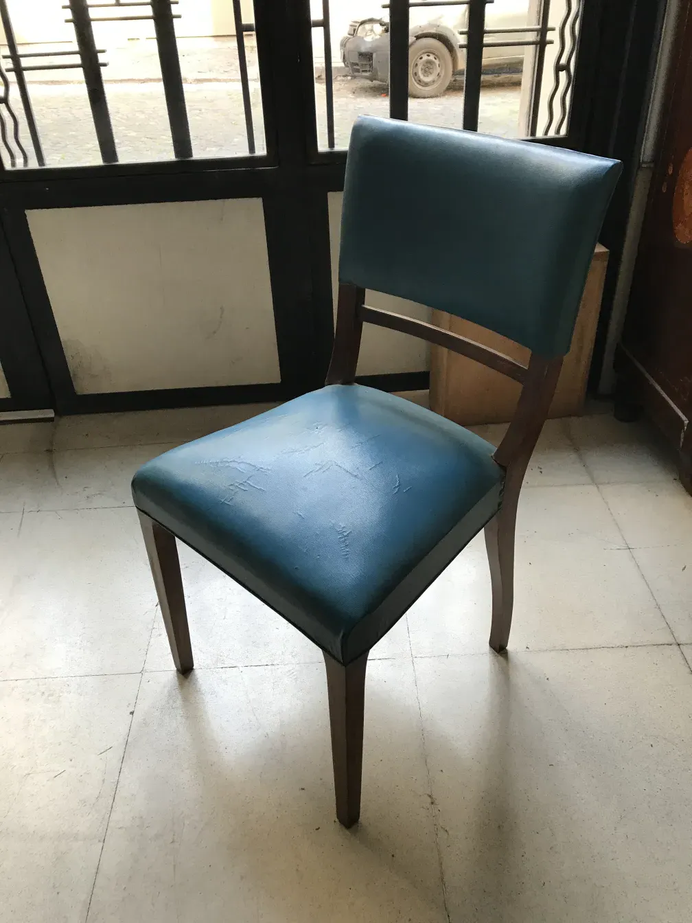 Chaises anciennes dans un environnement lumineux, détails visibles