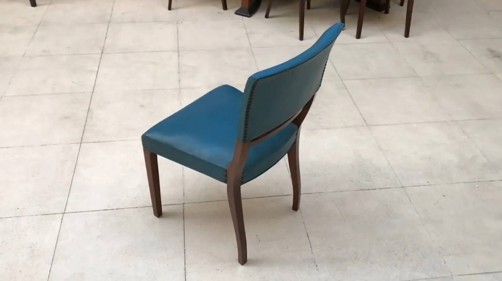 6 sillas antiguas de color azul, en ambiente de restauración