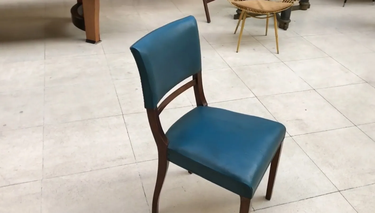 six chaises anciennes de couleur bleue dans un cadre neutre