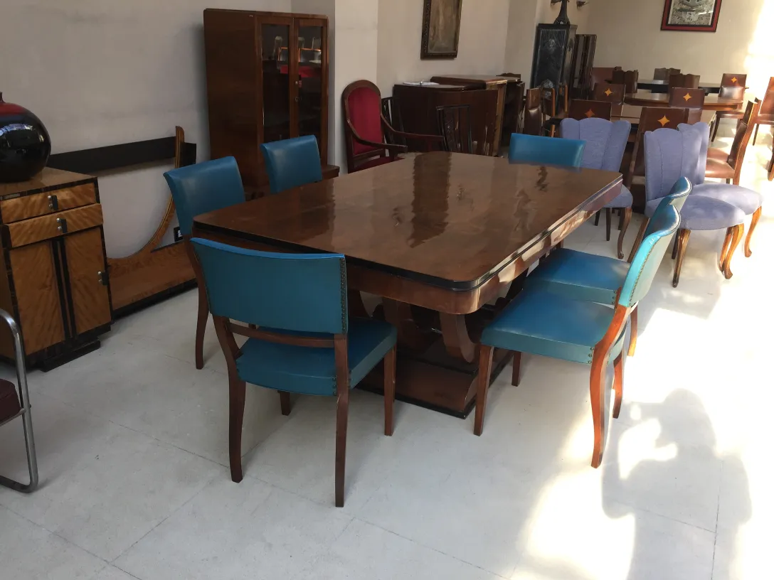 Ensemble de 6 chaises anciennes dans une salle classique, certaines restaurées