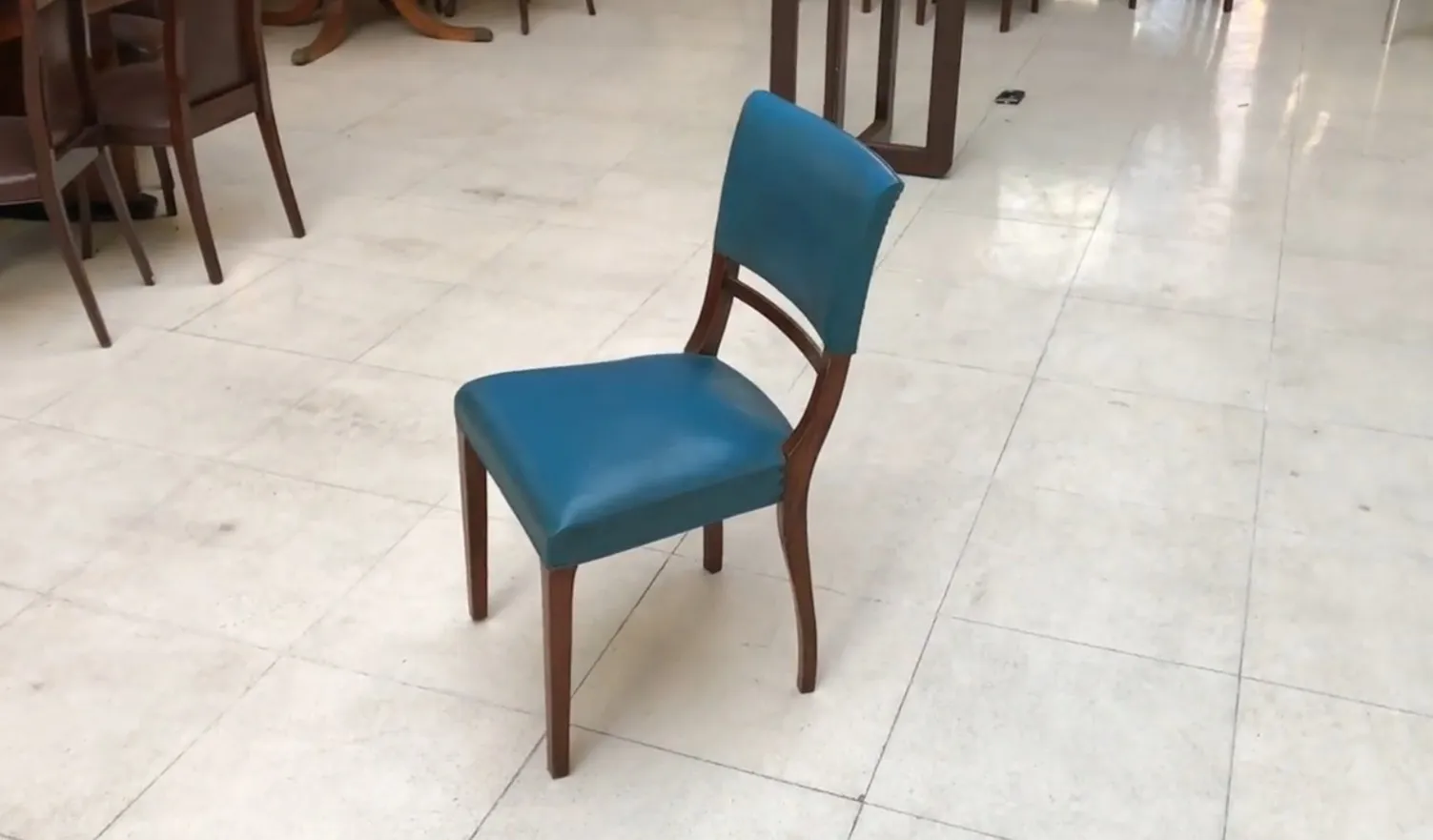 6 sillas antiguas de color azul a restaurar, en ambiente de antigüedades