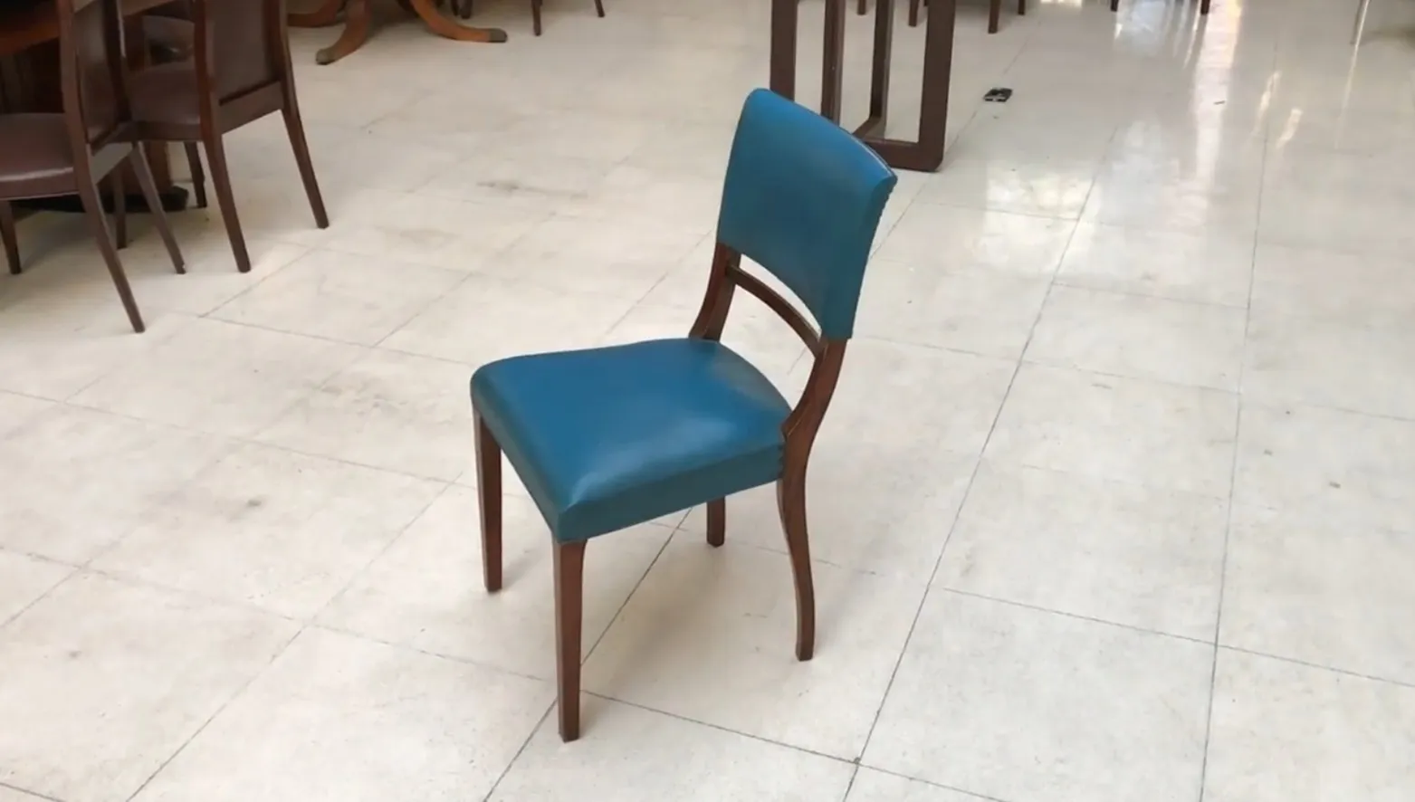 sei sedie antiche in un ambiente moderno