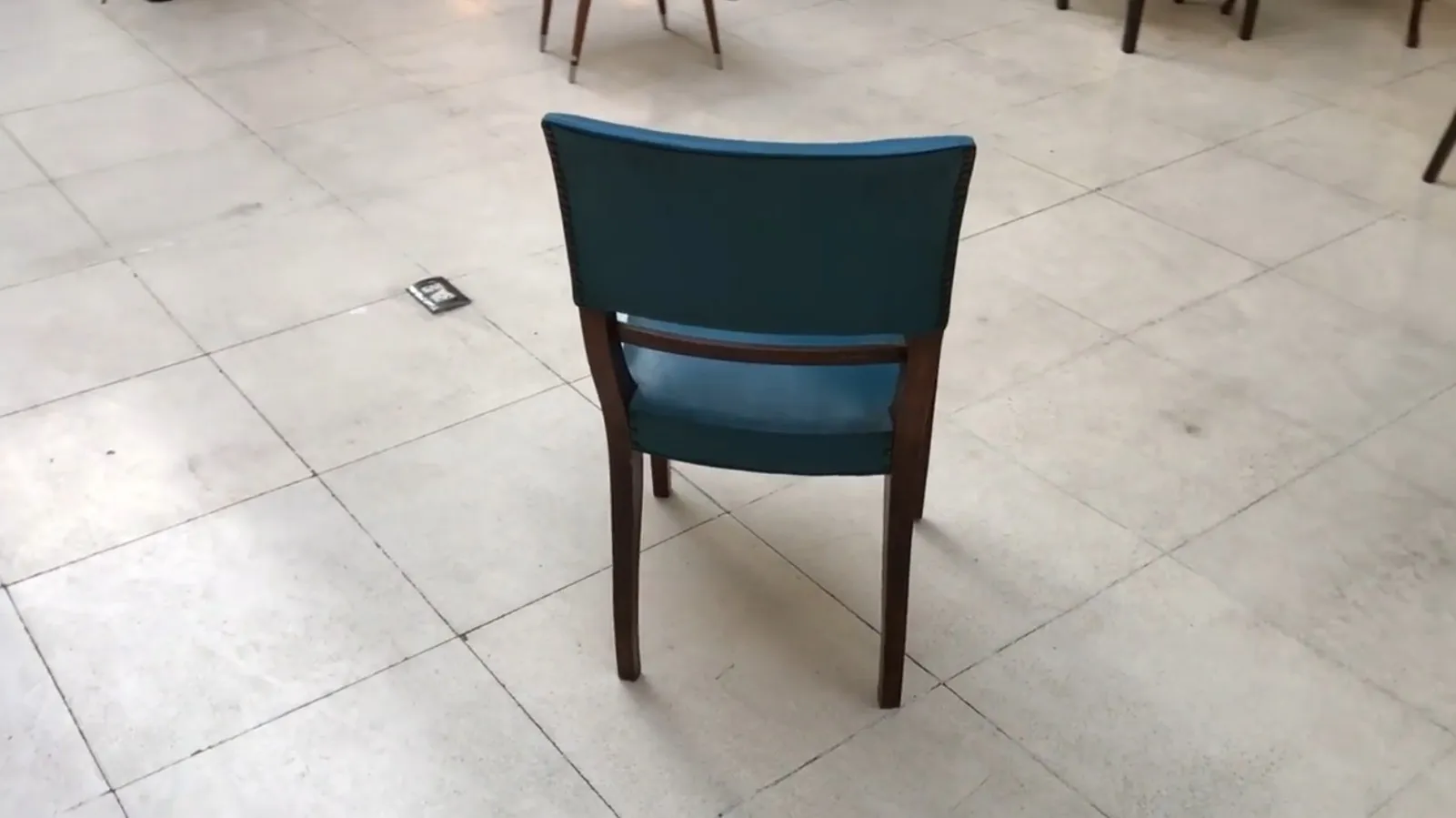 ستة كراسي قديمة في بيئة محايدة