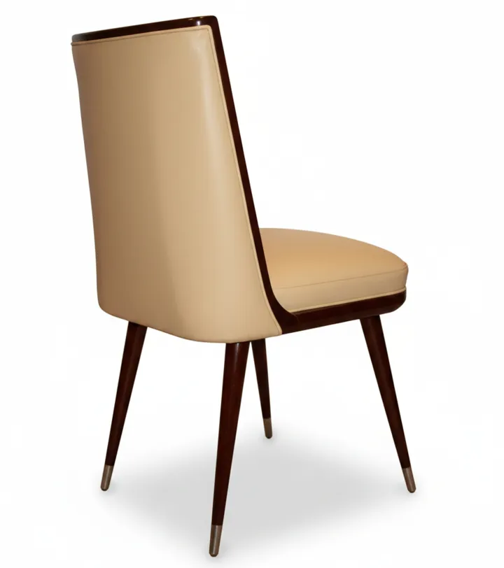 6 cadeiras antigas com design clássico, em um ambiente iluminado.