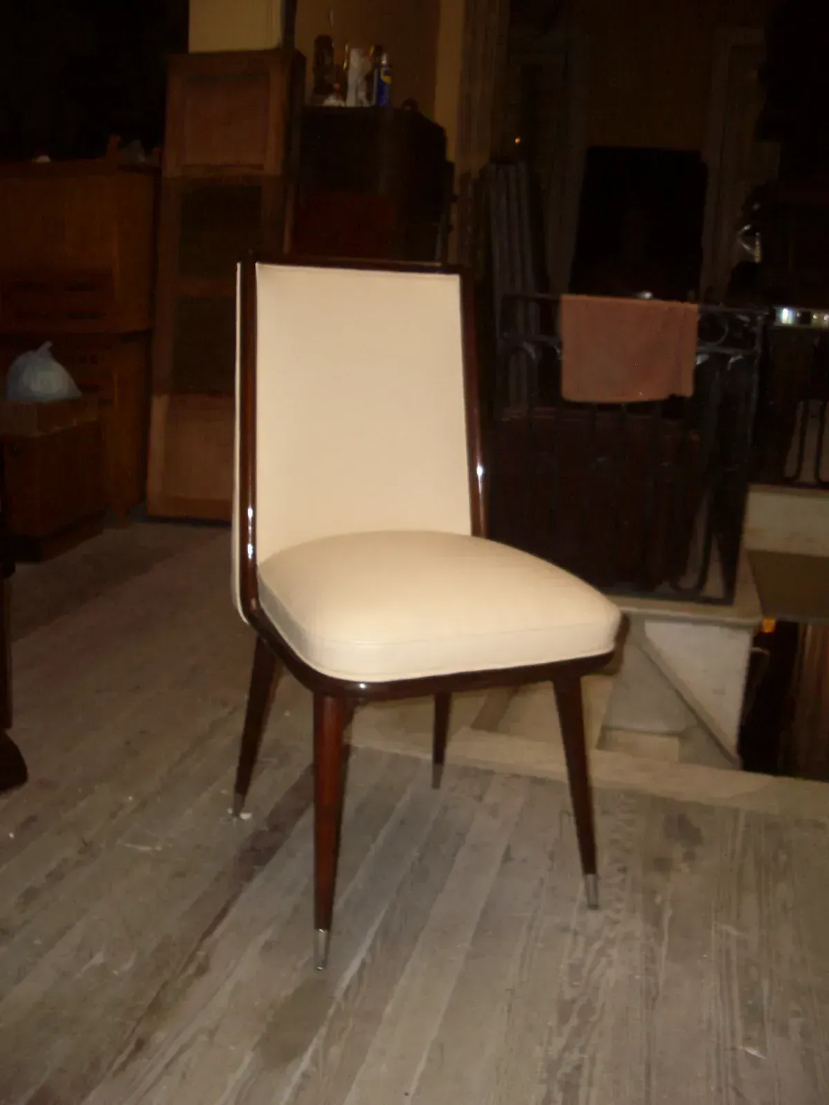 6 chaises anciennes dans un environnement de restauration