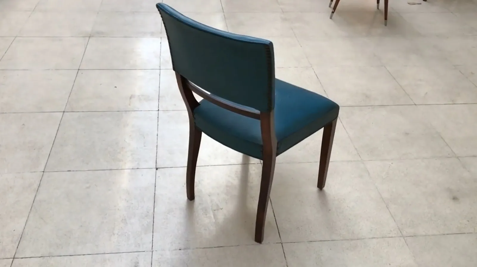 Conjunto de 6 sillas antiguas en un ambiente neutral.