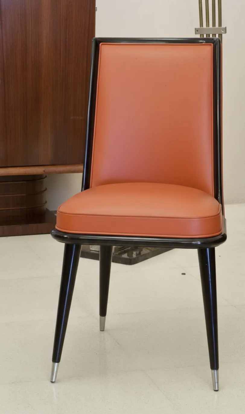 6 sedie antiche in un ambiente elegante