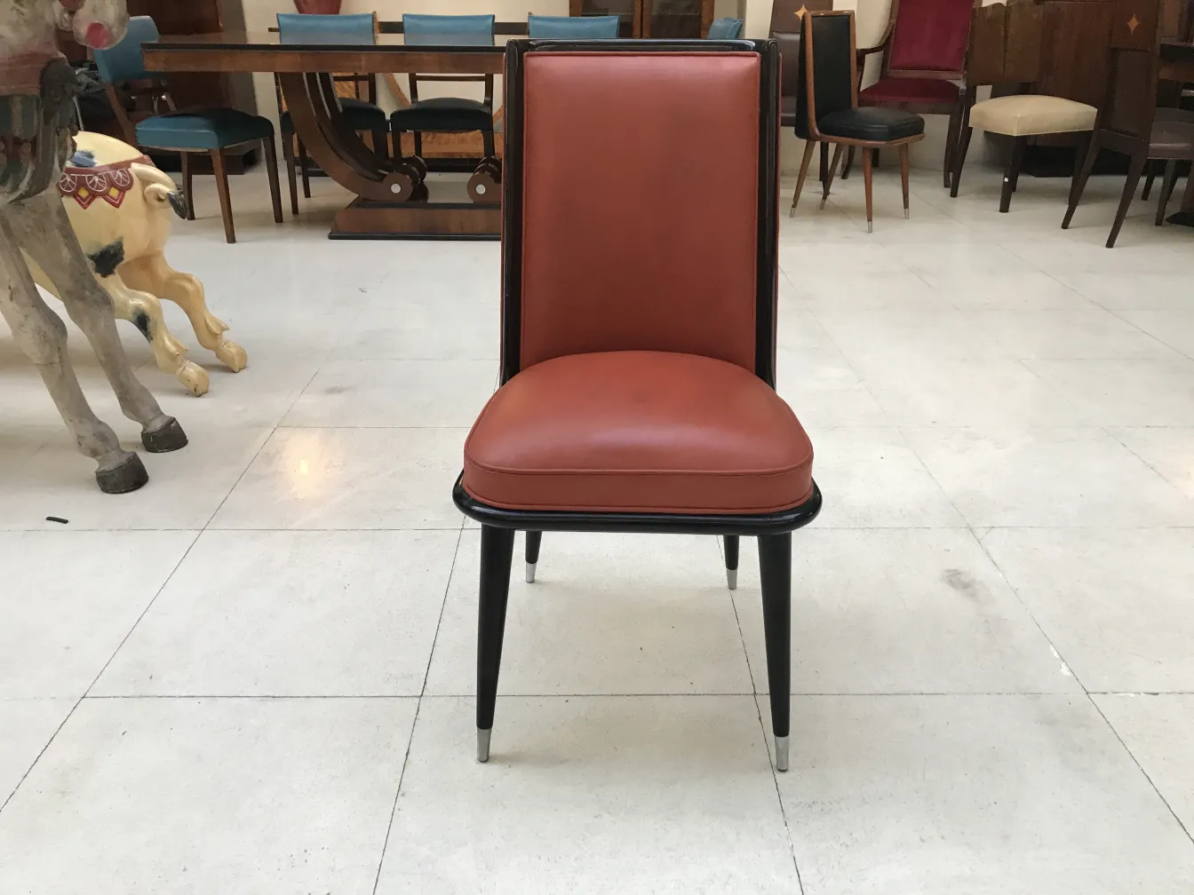 6 antike Stühle zum Restaurieren, in ruhiger Möbelumgebung