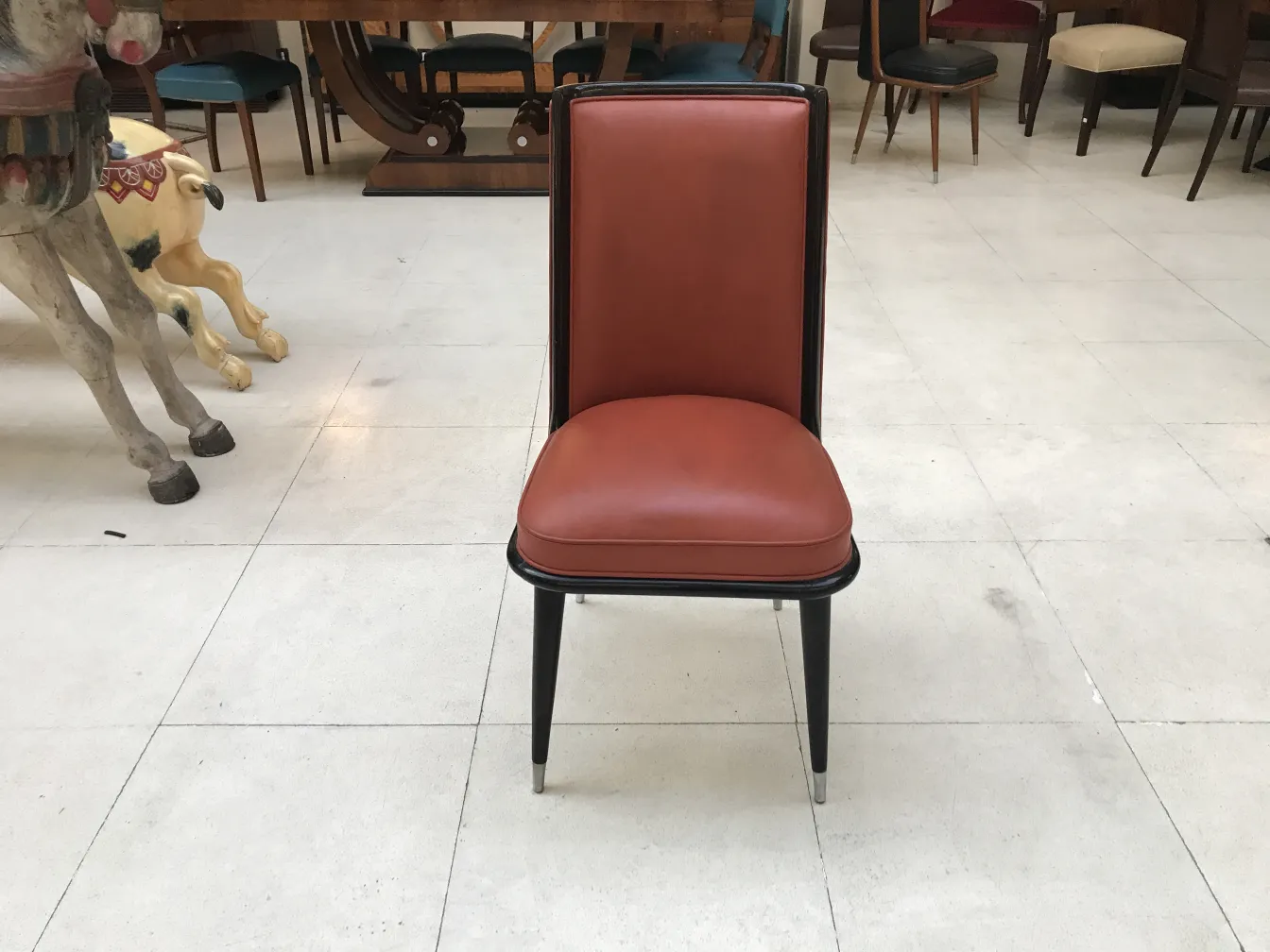 6把古董椅子在与其他椅子的恢复环境中