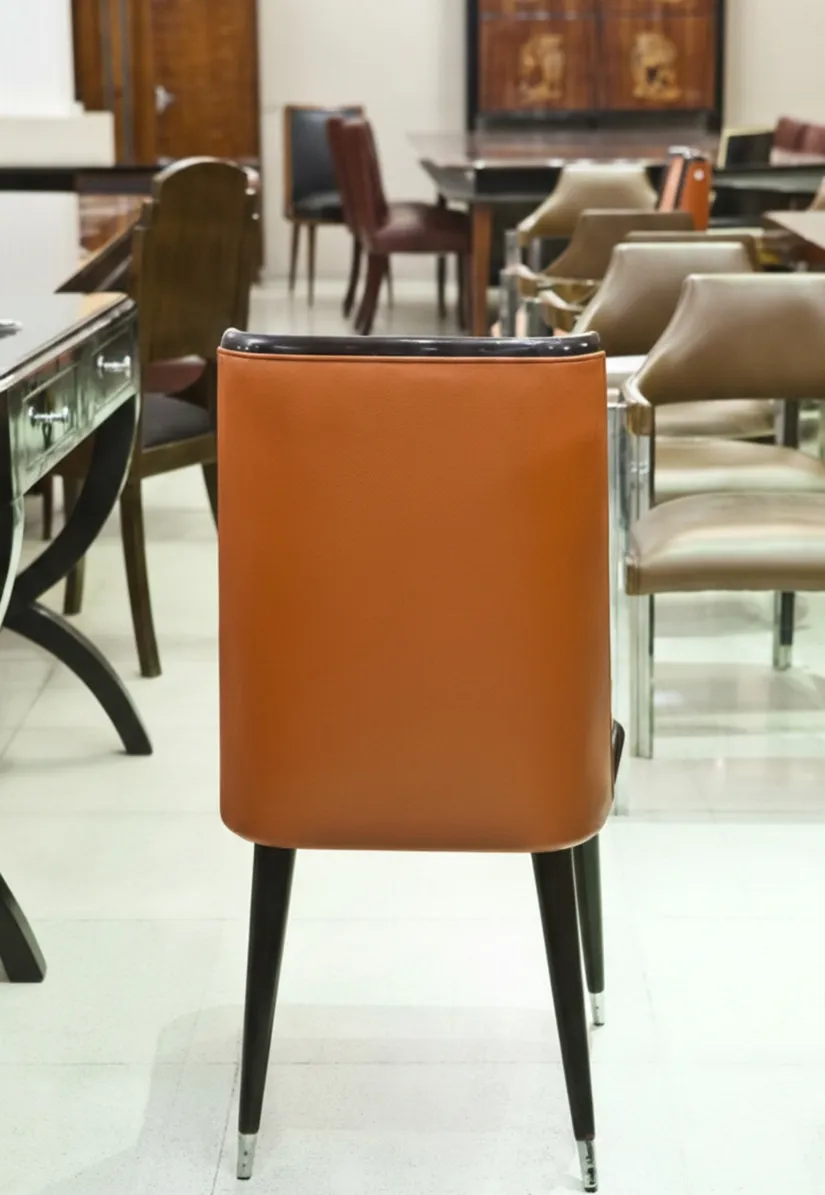 6 sillas antiguas en un entorno de restauración