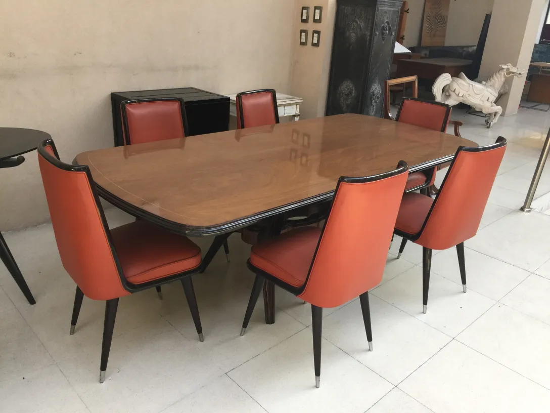 Ensemble de 6 chaises anciennes à restaurer avec rembourrage rouge dans un cadre élégant