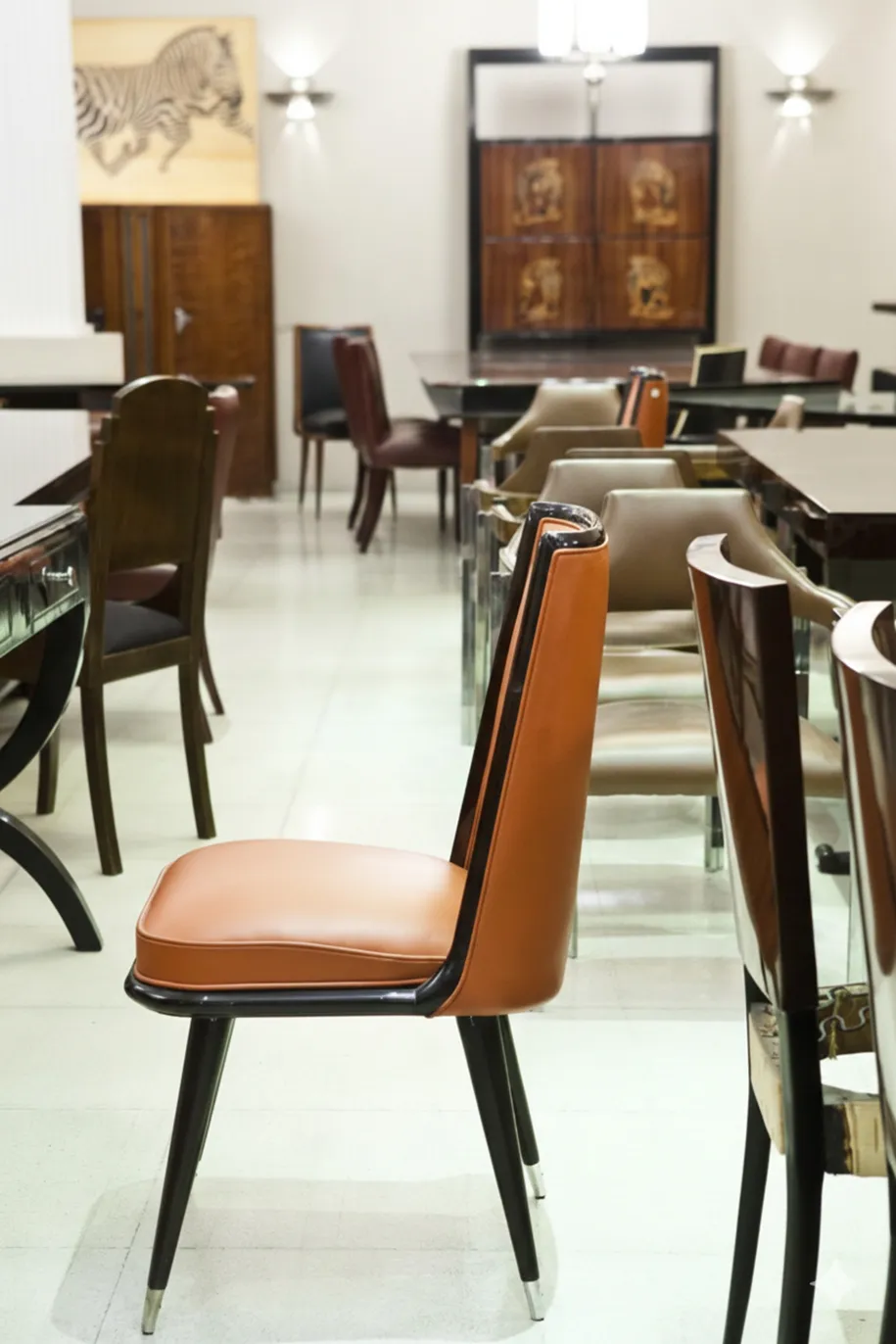 6 sedie antiche in un contesto di restauro, varie sedie nella scena