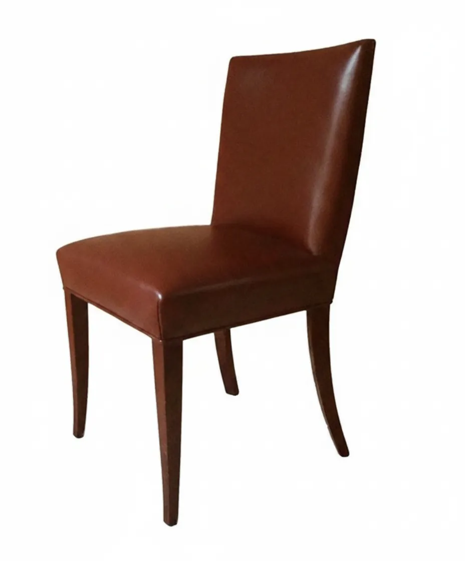 huit chaises anciennes au design classique nécessitant une restauration