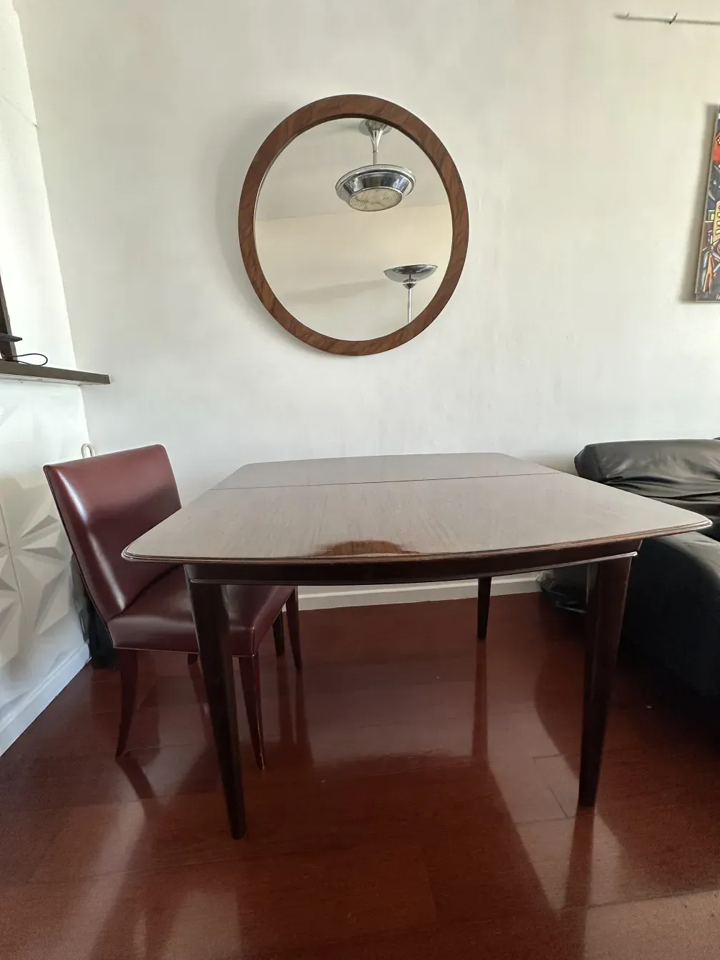 8 antike Stühle in einem Wohnzimmer