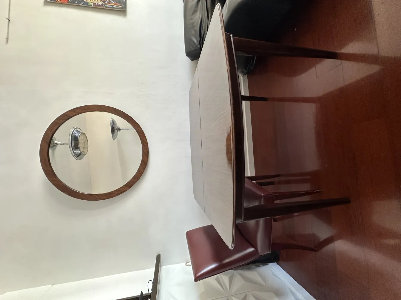 古い椅子8脚がリビングルームに