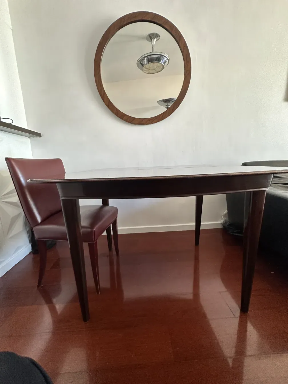 otto sedie antiche da restaurare in un ambiente accogliente