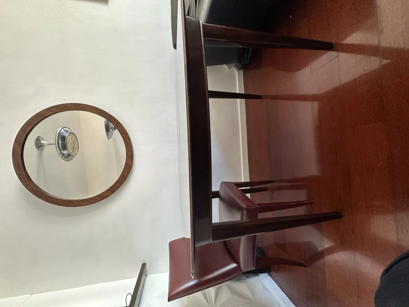 아늑한 환경에서 복원할 의자 8개